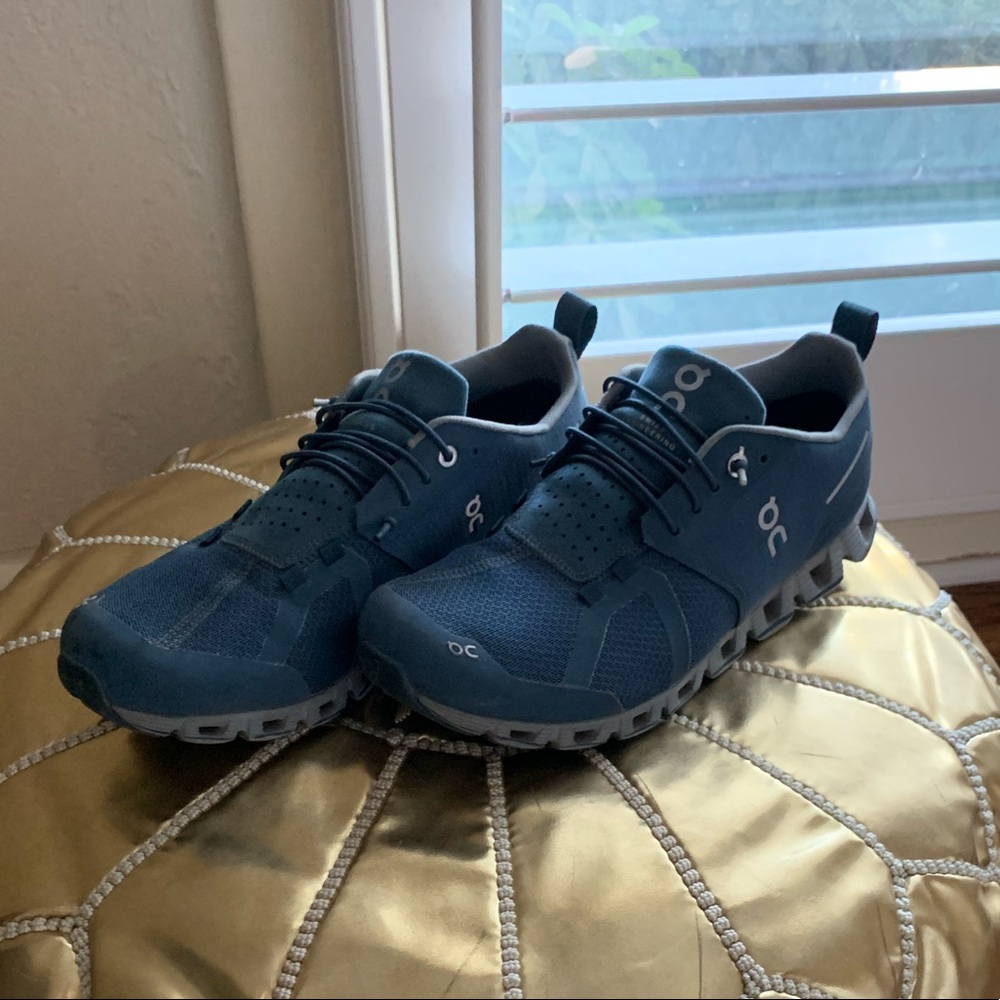 On Running shoes (cloud)